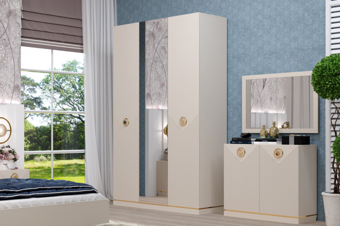 Шкаф распашной трехдверный с зеркалом Капри